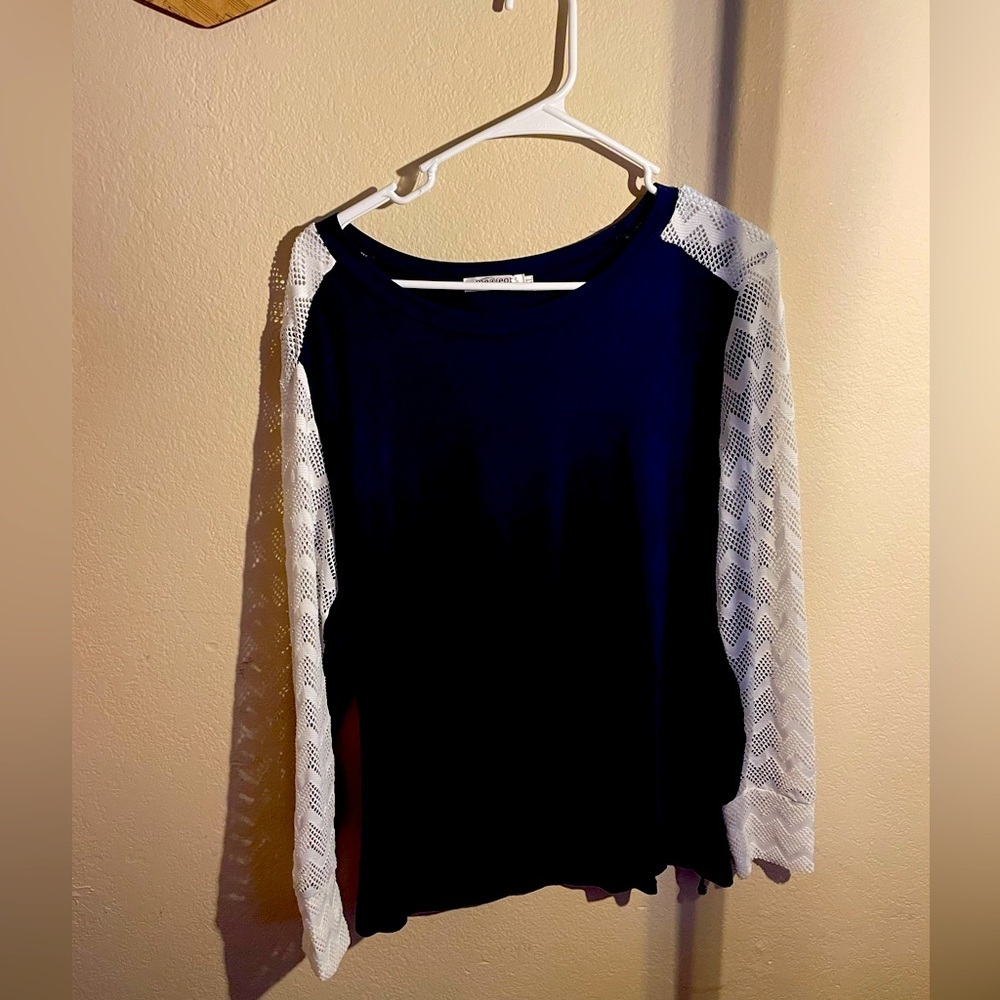 Women’s Meaveor blue and white lace long sleeve shirt, extra large